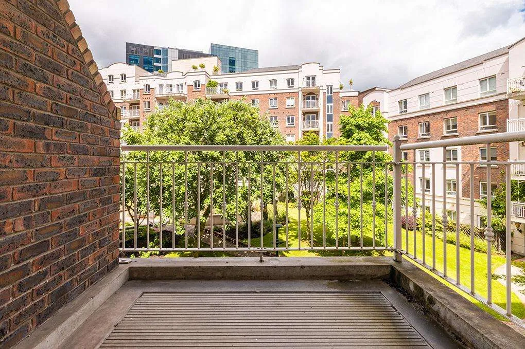 CLOSE TO GRAND CANAL SQUARE LUXURY 2 BEDROOM APARTMENT